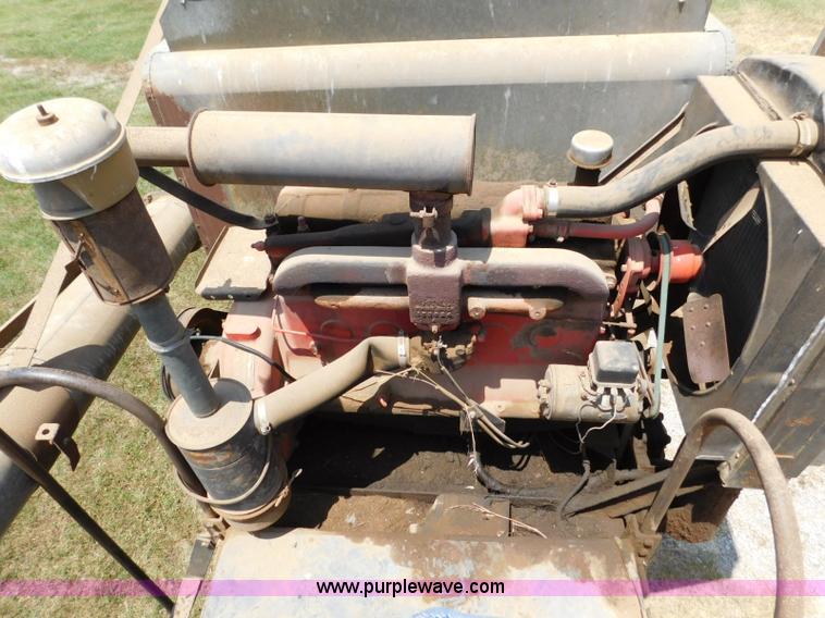 image for item L5890 Gleaner A combine