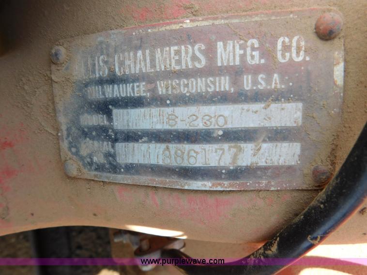 image for item L5890 Gleaner A combine