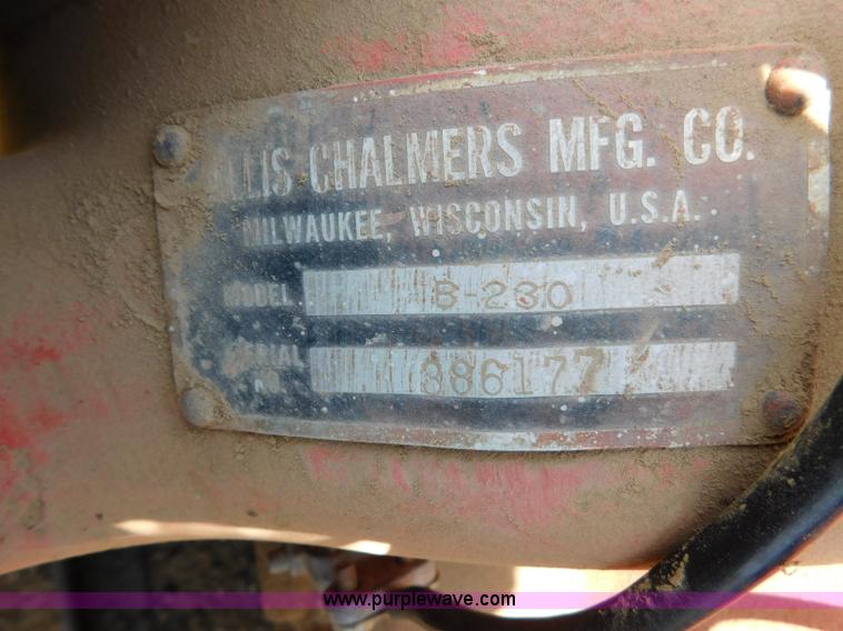 image for item L5890 Gleaner A combine