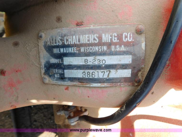 image for item L5890 Gleaner A combine