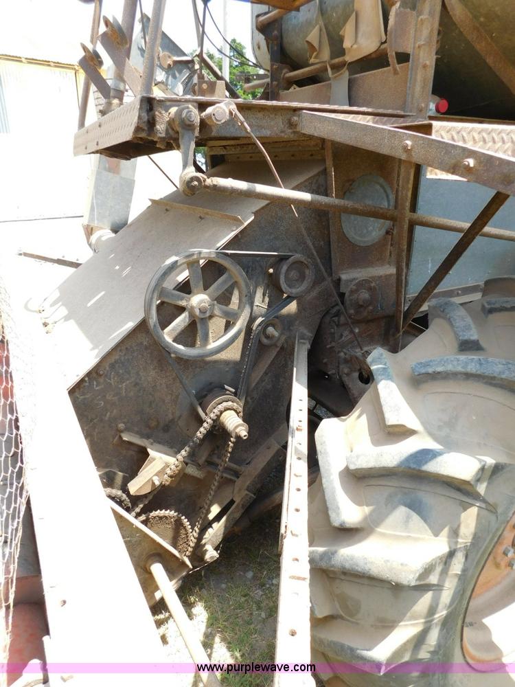 image for item L5890 Gleaner A combine