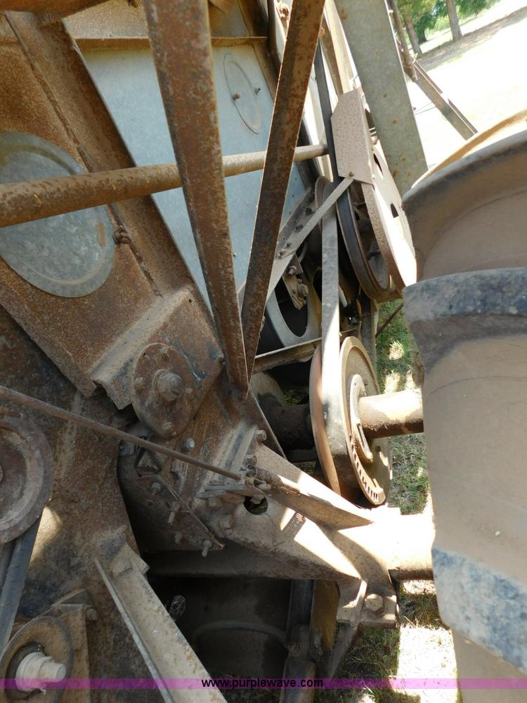 image for item L5890 Gleaner A combine