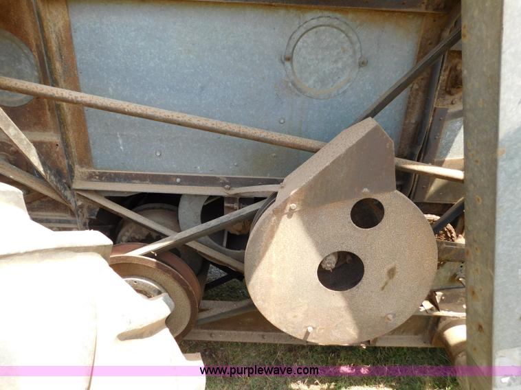 image for item L5890 Gleaner A combine