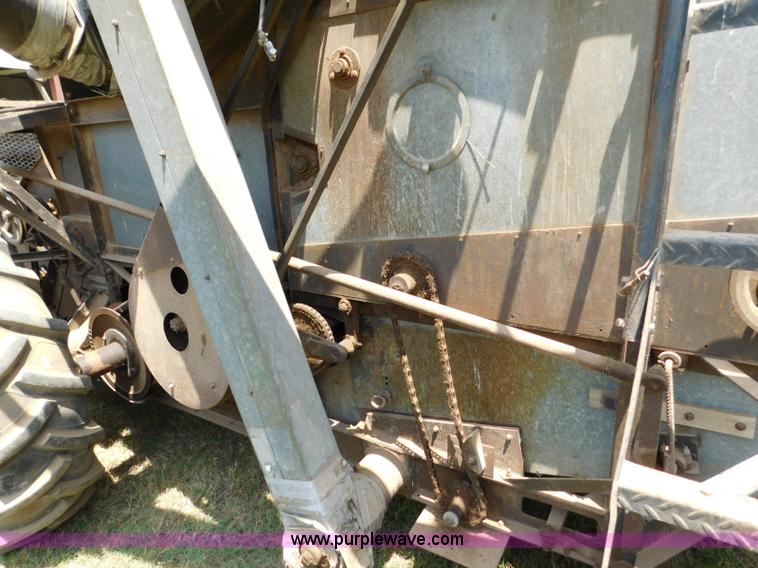 image for item L5890 Gleaner A combine