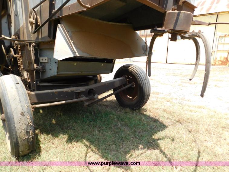 image for item L5890 Gleaner A combine