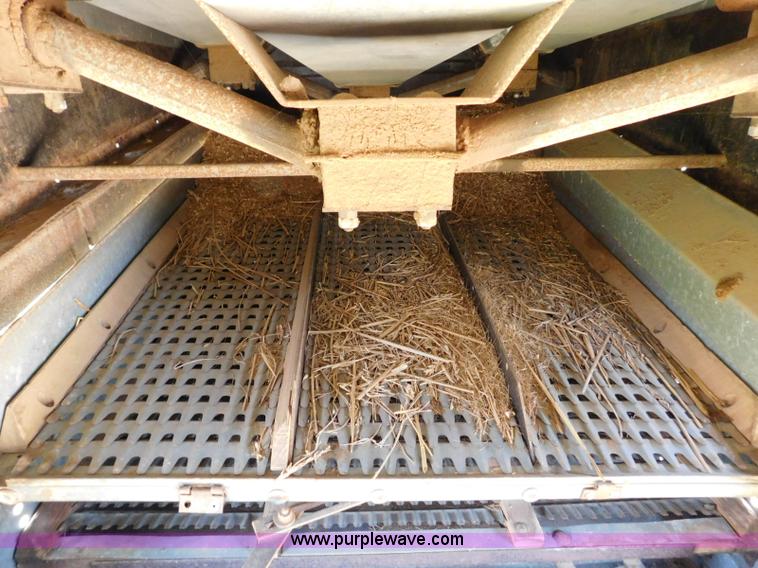 image for item L5890 Gleaner A combine