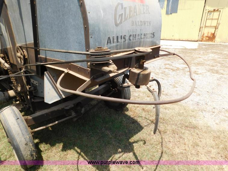 image for item L5890 Gleaner A combine