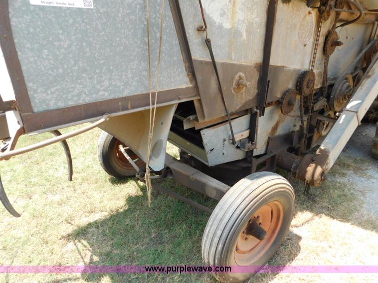 image for item L5890 Gleaner A combine