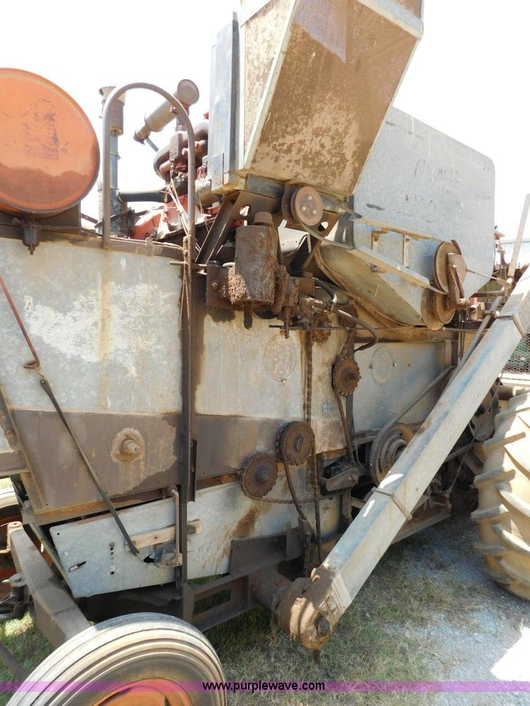 image for item L5890 Gleaner A combine