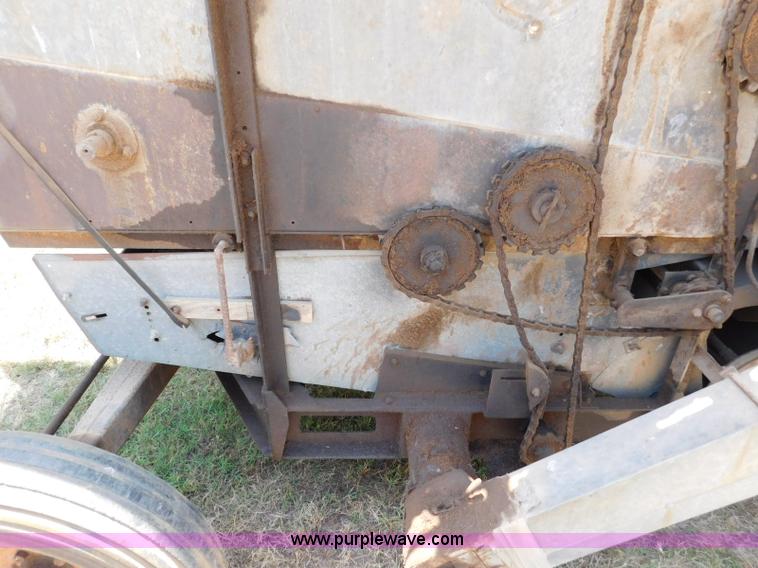 image for item L5890 Gleaner A combine