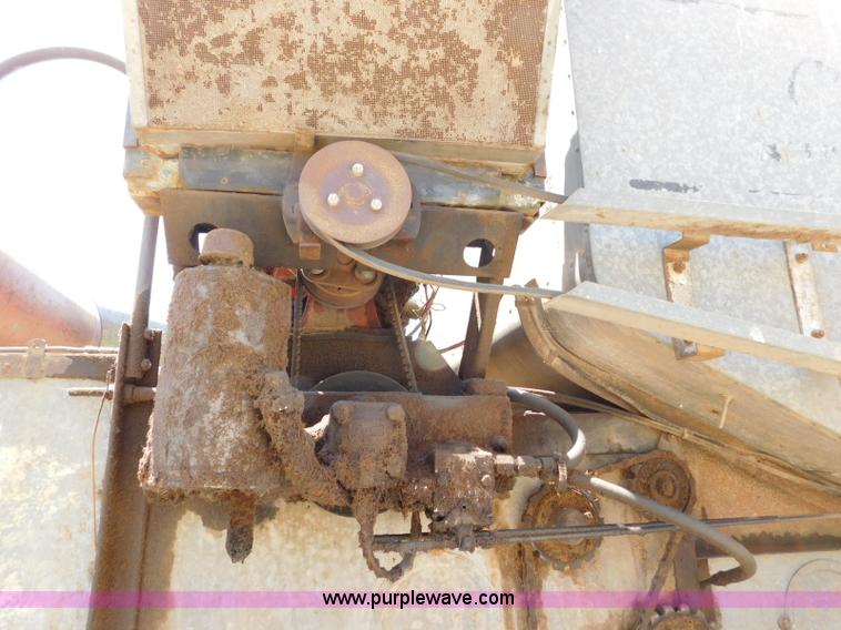 image for item L5890 Gleaner A combine