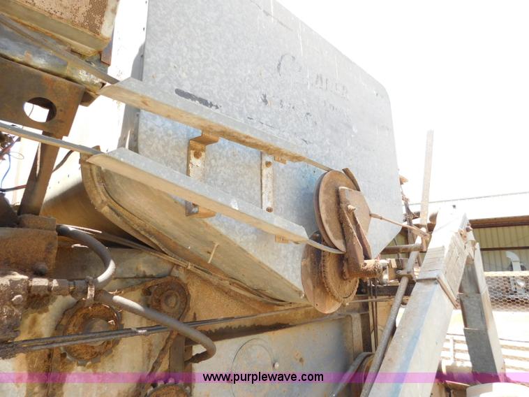 image for item L5890 Gleaner A combine
