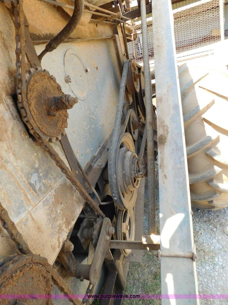 image for item L5890 Gleaner A combine