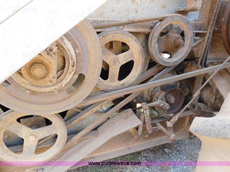 image for item L5890 Gleaner A combine