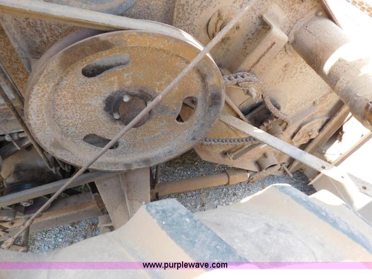 image for item L5890 Gleaner A combine