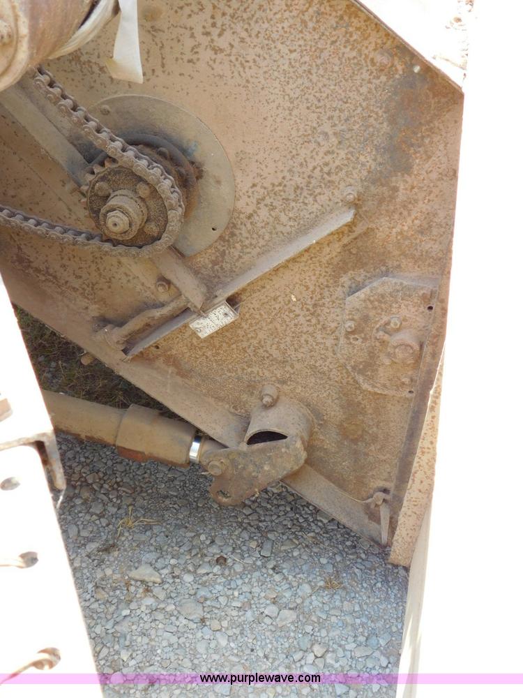 image for item L5890 Gleaner A combine