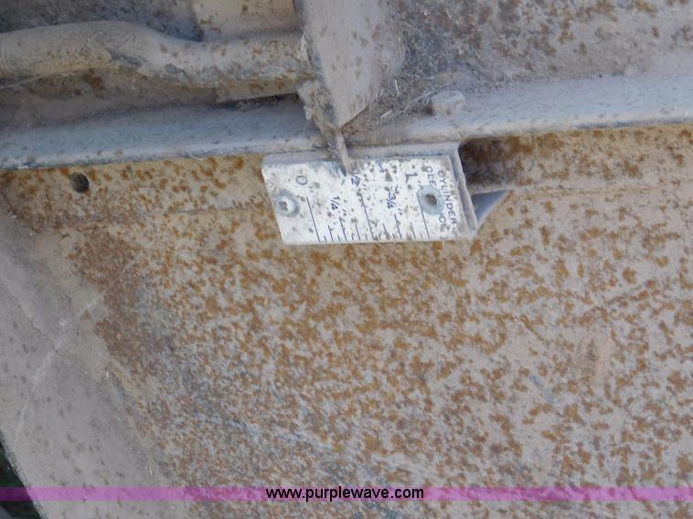 image for item L5890 Gleaner A combine