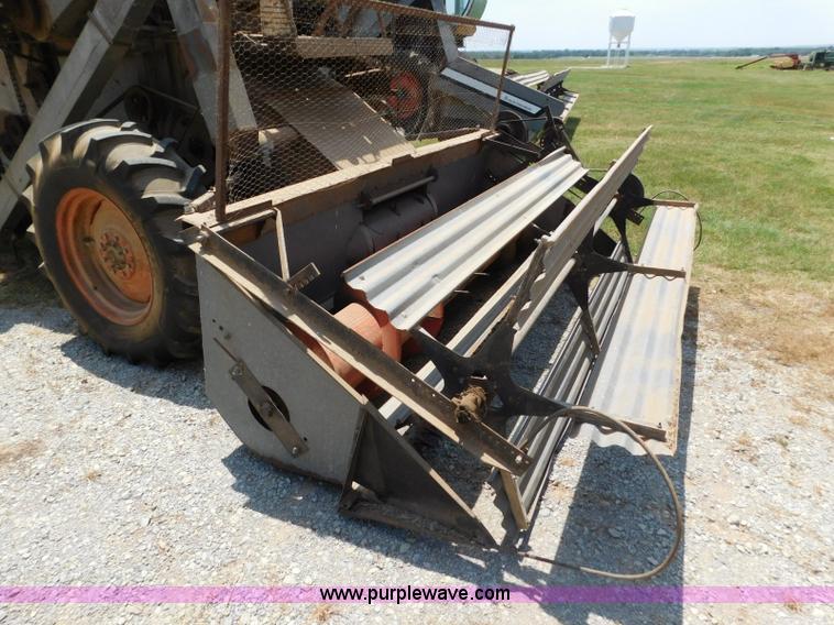 image for item L5890 Gleaner A combine