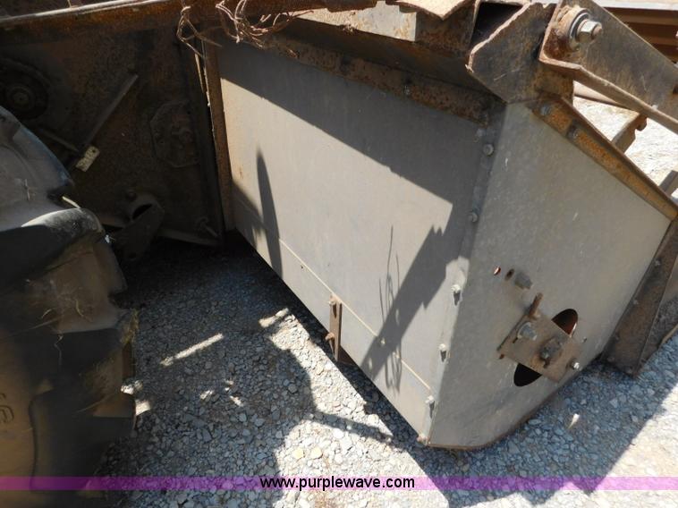 image for item L5890 Gleaner A combine