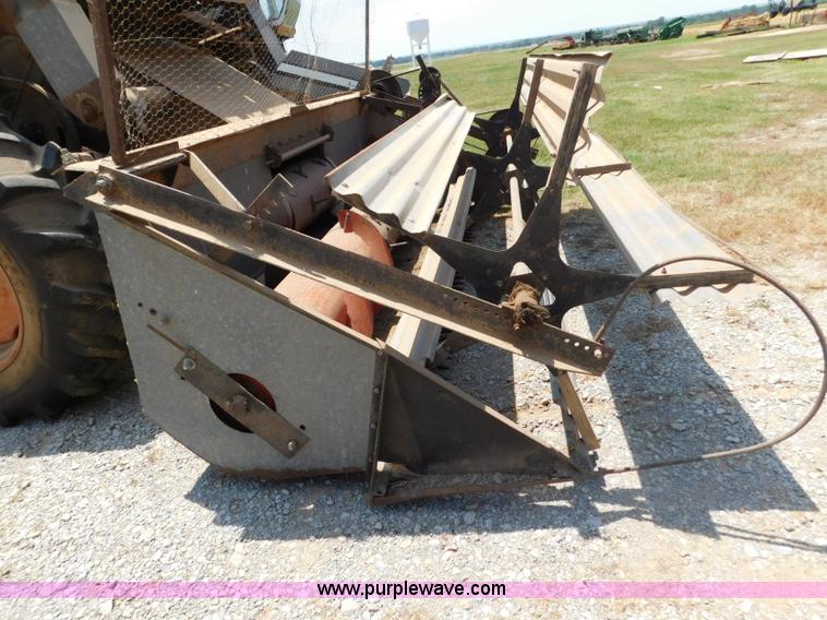 image for item L5890 Gleaner A combine