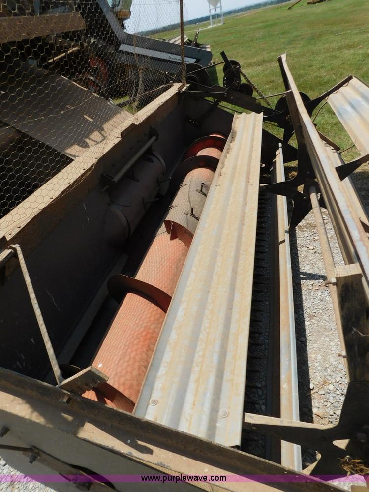 image for item L5890 Gleaner A combine