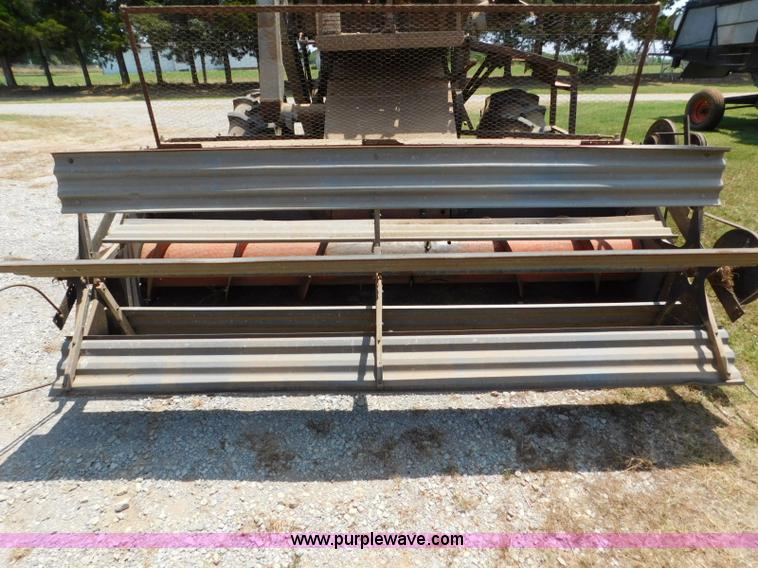 image for item L5890 Gleaner A combine