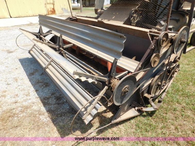 image for item L5890 Gleaner A combine