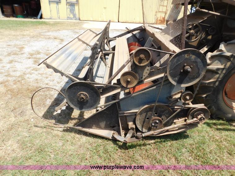 image for item L5890 Gleaner A combine