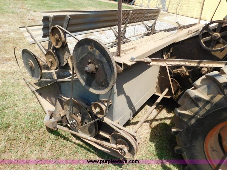 image for item L5890 Gleaner A combine