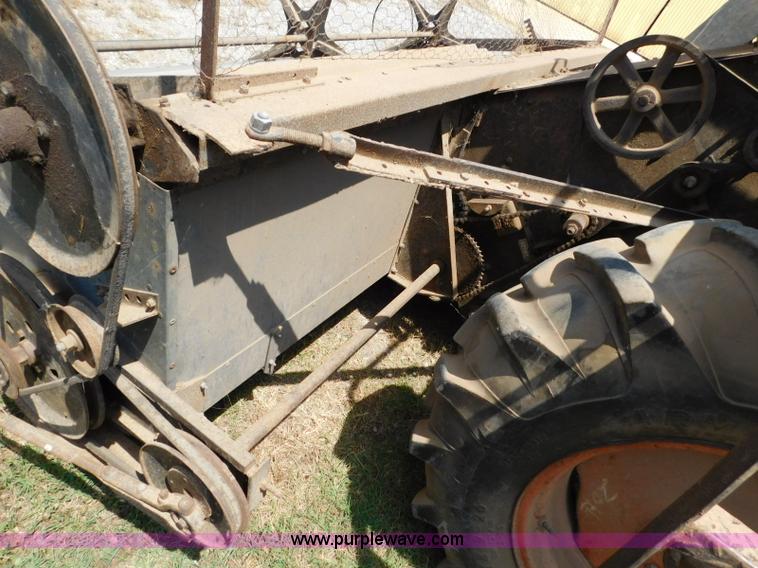 image for item L5890 Gleaner A combine