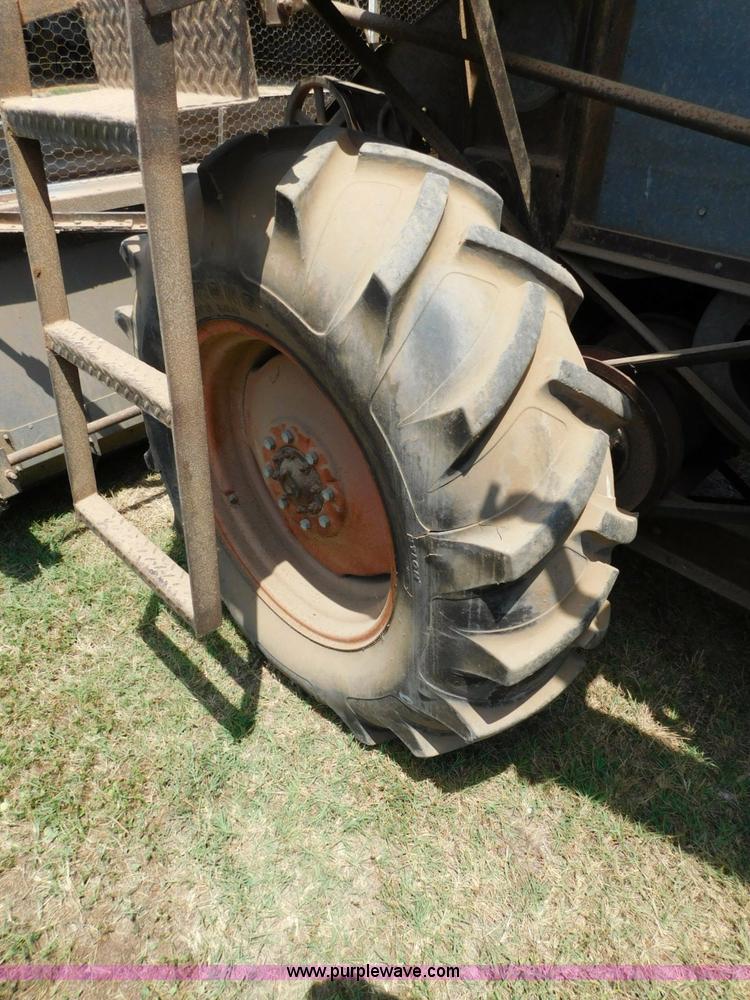 image for item L5890 Gleaner A combine