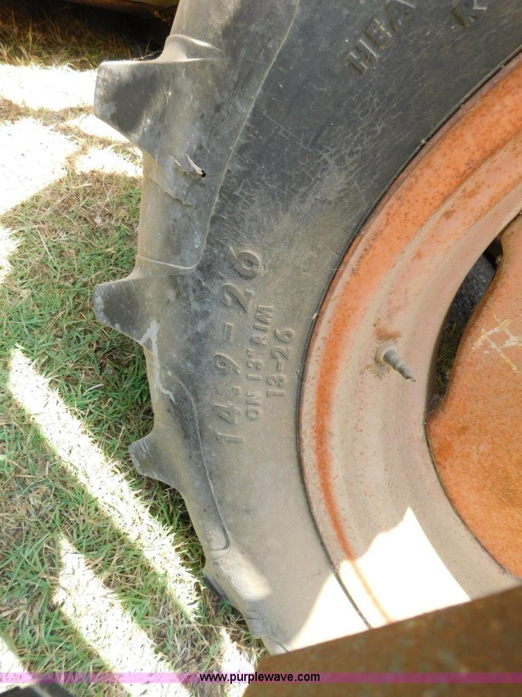 image for item L5890 Gleaner A combine