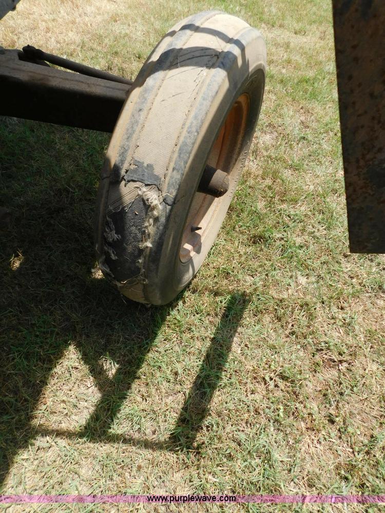 image for item L5890 Gleaner A combine
