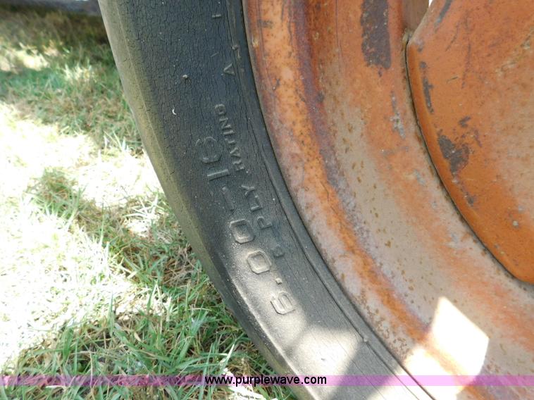 image for item L5890 Gleaner A combine