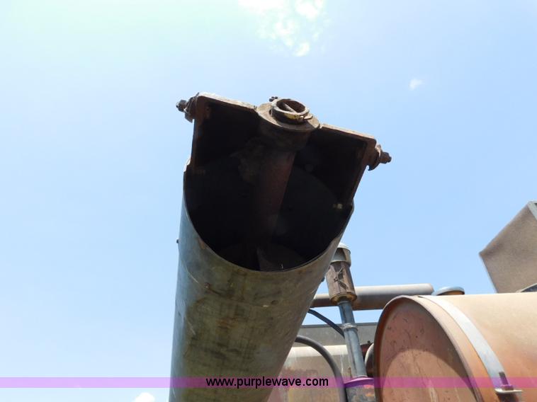 image for item L5890 Gleaner A combine