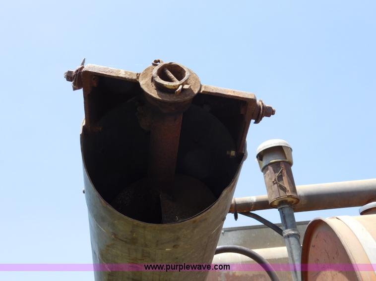 image for item L5890 Gleaner A combine