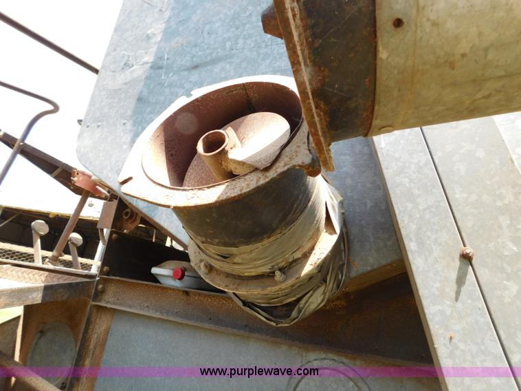 image for item L5890 Gleaner A combine