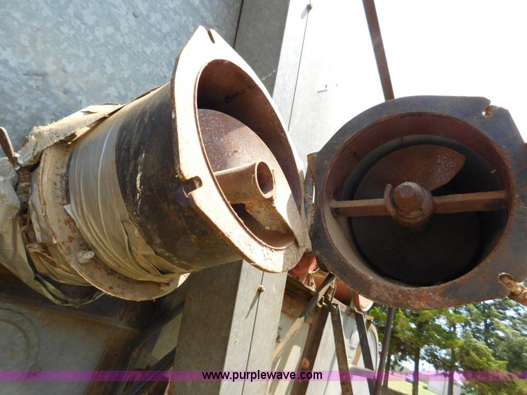 image for item L5890 Gleaner A combine