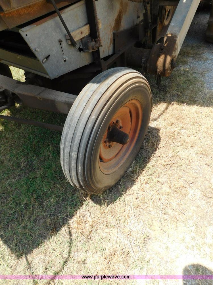 image for item L5890 Gleaner A combine