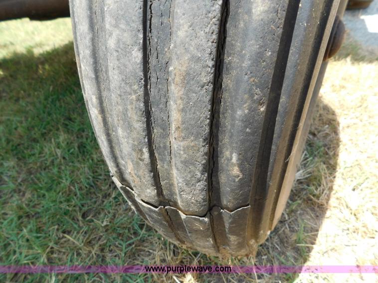 image for item L5890 Gleaner A combine