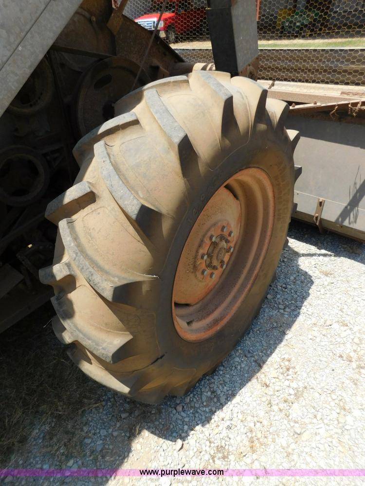 image for item L5890 Gleaner A combine