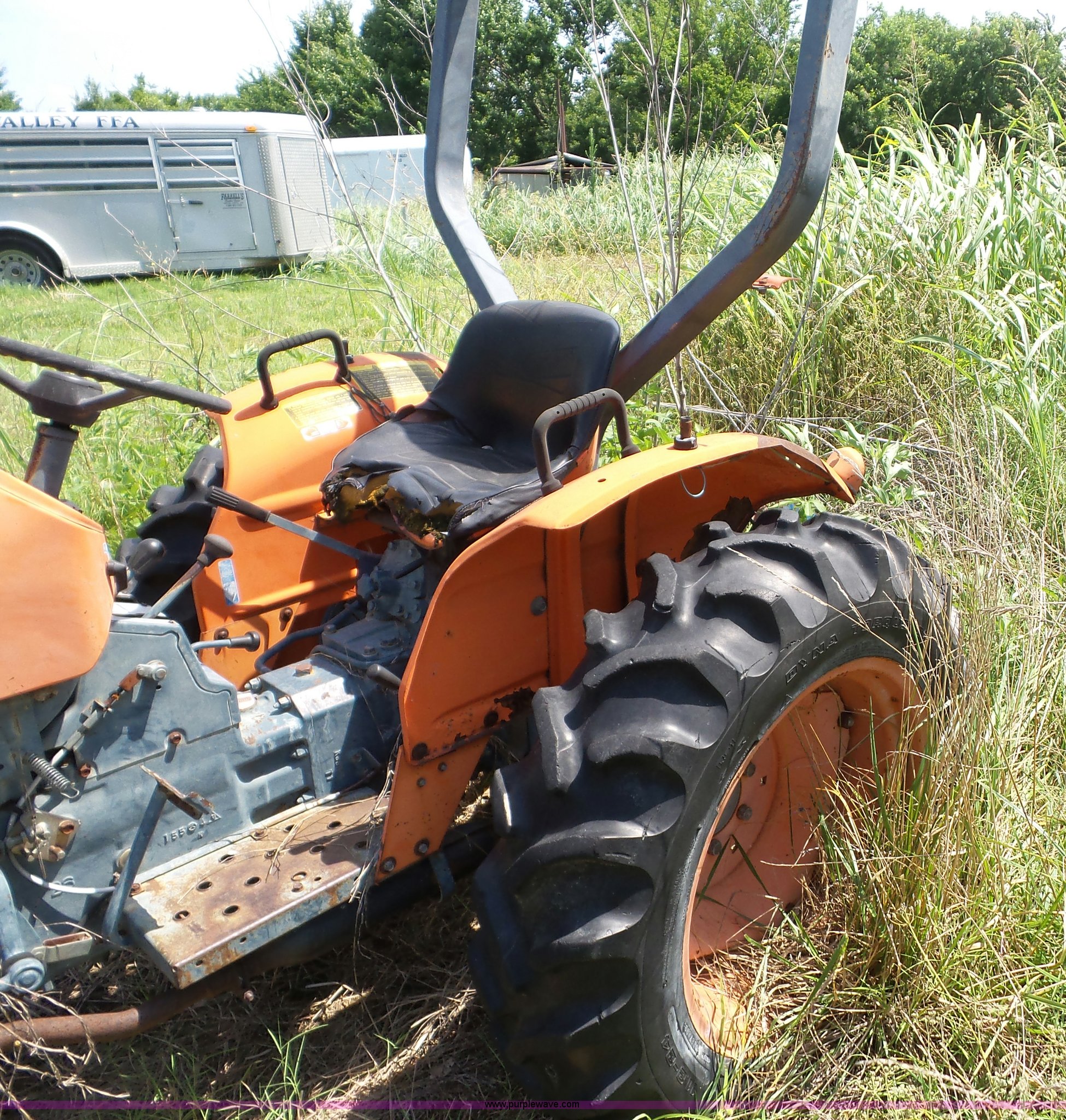 Kubota L275 tractor in Ramona, OK Item AG9185 sold Purple Wave