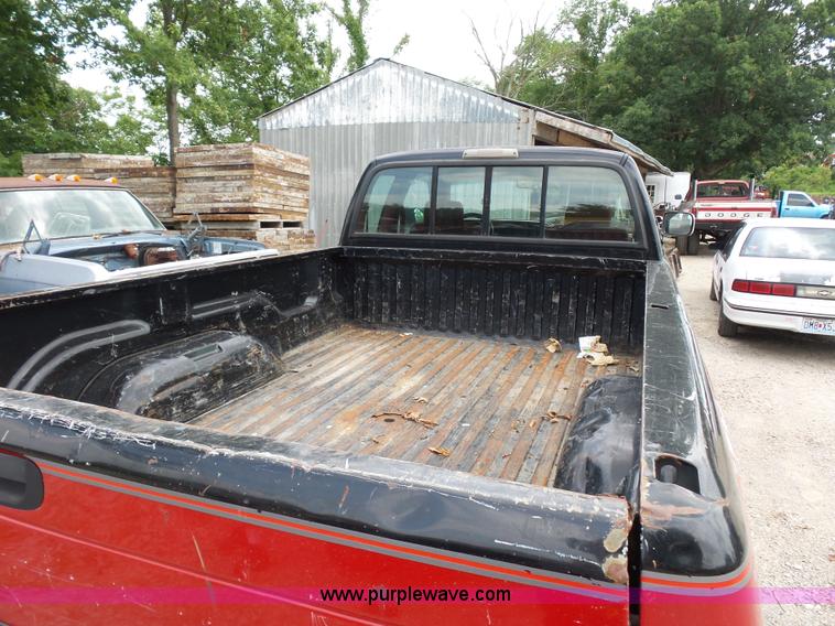 image for item AV9929 1995 Dodge Ram 2500 Club Cab pickup truck