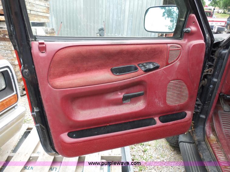 image for item AV9929 1995 Dodge Ram 2500 Club Cab pickup truck