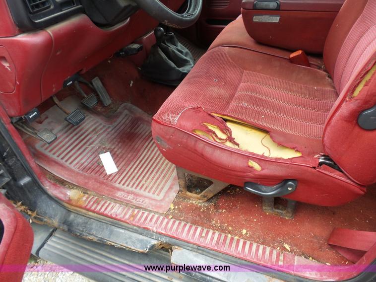 image for item AV9929 1995 Dodge Ram 2500 Club Cab pickup truck
