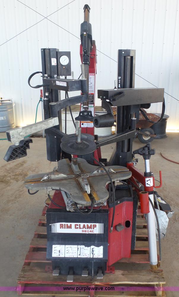 2009 Coats 9024E tire machine in Hugoton, KS Item BY9526 sold