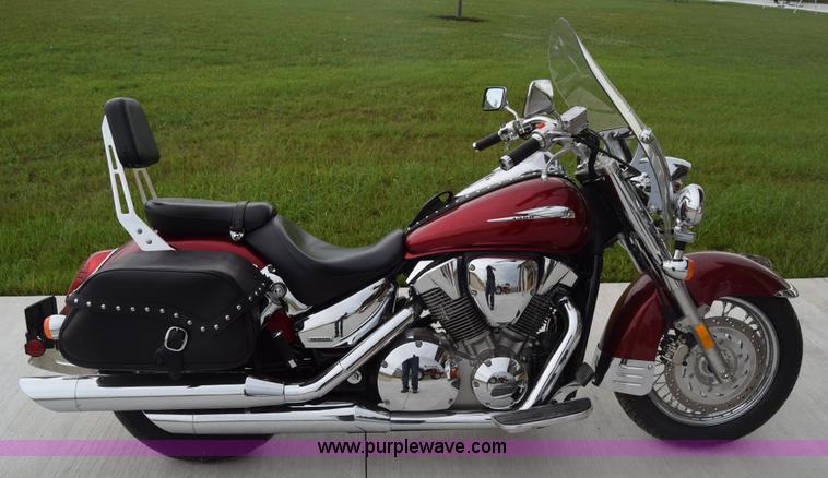 image for item CB9254 2004 Honda VTX1300 motorcycle