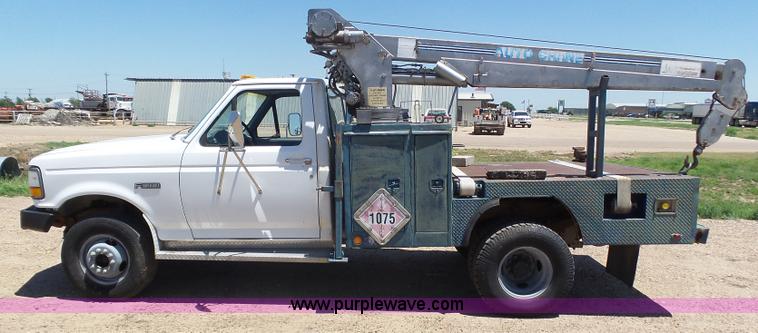 image for item J6016 1996 Ford F450 service truck with crane