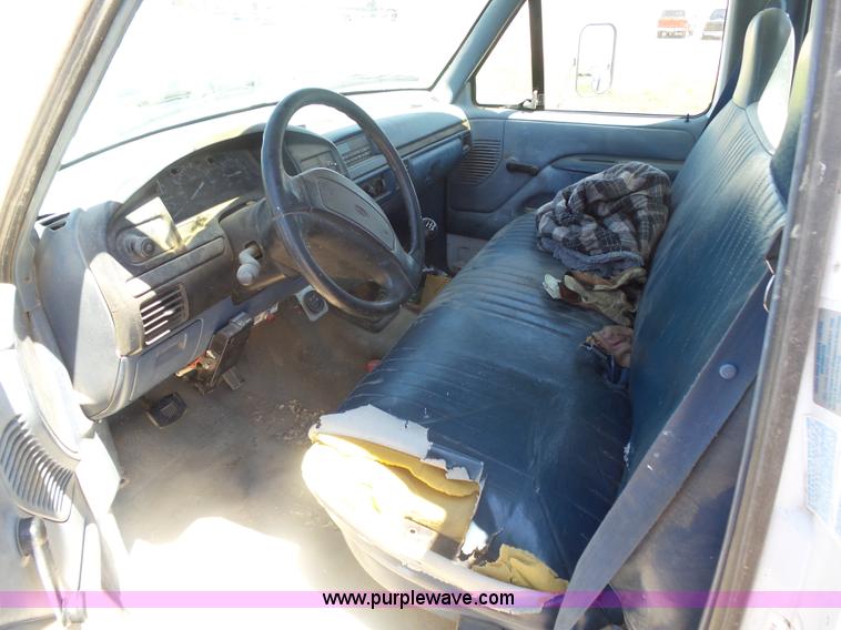 image for item J6016 1996 Ford F450 service truck with crane