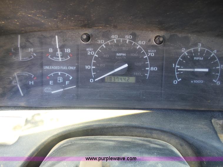 image for item J6016 1996 Ford F450 service truck with crane